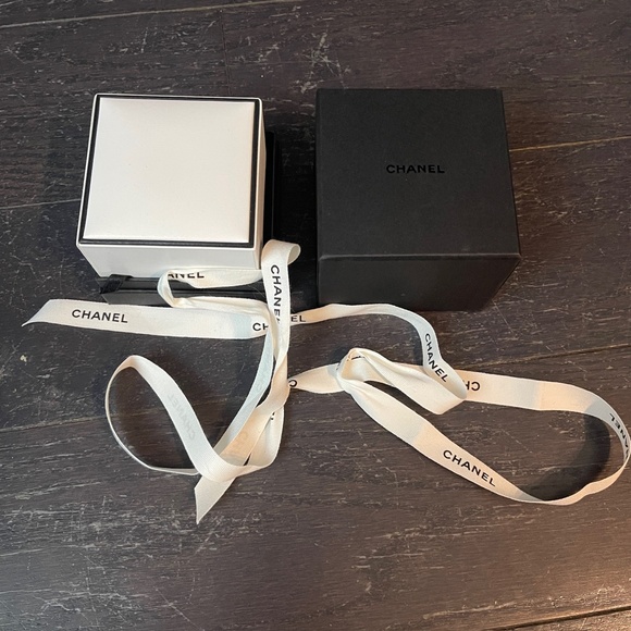 Chanel white black empty ring faux leather jewelry box+outer box+card+ribbon - Picture 8 of 8
